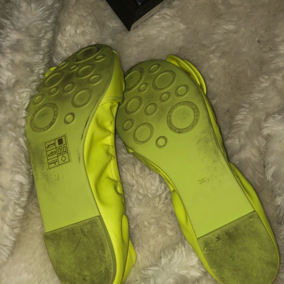 Adorable neon highlighter yellow Marc Jacobs flats - Picture 2 of 4